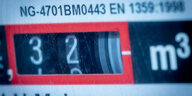 Das Zählwerk in einem Gaszähler dreht sich und zeigt den Verbrauch von Gas in einem Privathaushalt an.