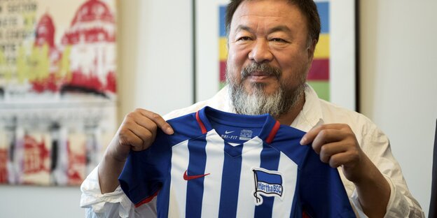 Ai Weiwei mit Hertha-Trikot