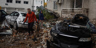 Ukraine zwischen zerstörten Gebäudenund Autos