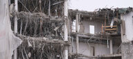 Ein halb abgerissenes Bürogebäude