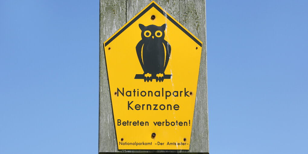 "Nationalpark Kernzone - Betreten verboten!" steht auf einem Schild an der Zufahrt zum Nothafen Darßer Ort.