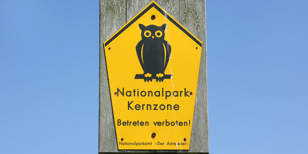 "Nationalpark Kernzone - Betreten verboten!" steht auf einem Schild an der Zufahrt zum Nothafen Darßer Ort.