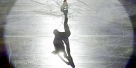Detailfoto vom Fuß einer Eiskunstläuferin