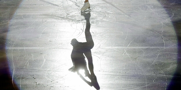 Detailfoto vom Fuß einer Eiskunstläuferin