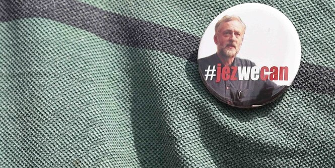 Ansteckbutton mit dem Gesicht von Jeremy Corbyn. Grauhaariger Mann mit Bart.