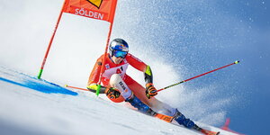 Skifahrer Odermatt rauscht an einem Riesenslalomtor vorbei