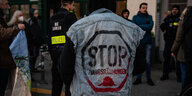 "Stop Zwangsräumungen" steht auf der Jacke eines Demonstranten bei einer Protestaktion des Berliner Bündnisses Zwangsräumung verhindern