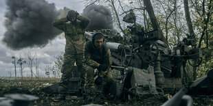 Ukrainische Soldaten feuern aus einer Haubitze