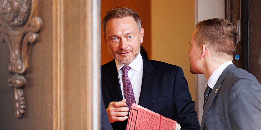 Christian Lindner (FDP), Bundesminister für Finanzen mit Mappe