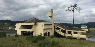 Eine durch einen tsunami zerstörte Jugendherberge