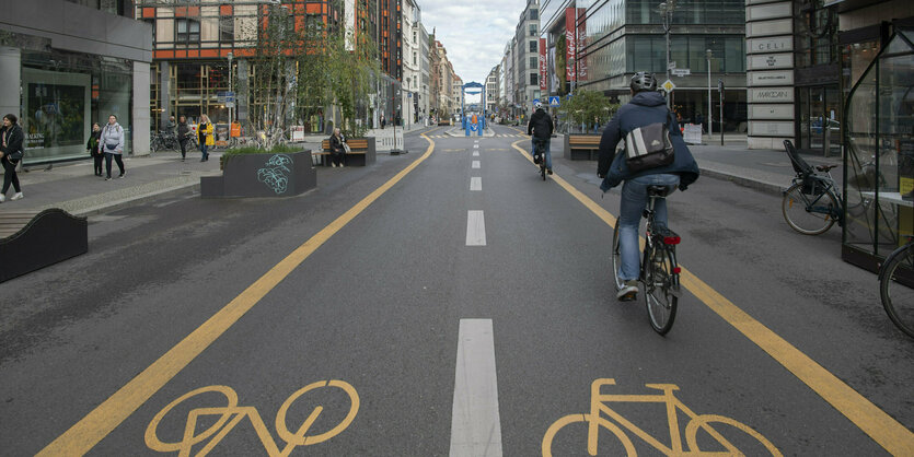 Das Foto zeigt den Radstreifen in der Mitte der Friedrichstraße in Berlin-Mitte.