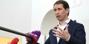 Der österreichische Kanzler Sebastain Kurz 2021 vor Mikrophonen der Medien