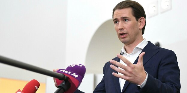 Der österreichische Kanzler Sebastain Kurz 2021 vor Mikrophonen der Medien