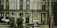 Gefängnis mit Wärtern in Uniform