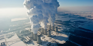 Dampfende Kühltürme eines Kraftwerkes aus der Luft gesehen