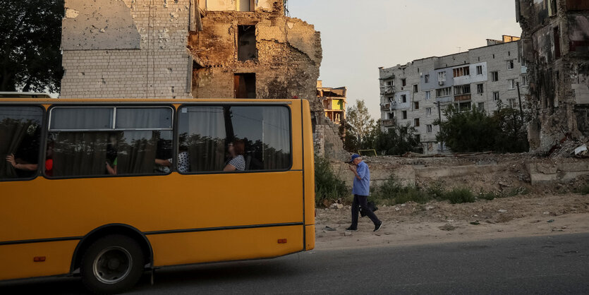 Ein Linienbus und Hausruinen in der Stadt Borodianka in der Ukraine