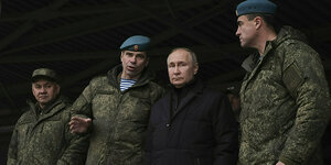 Der russische Verteidigungsminister Schoigu, Russlands Präsident Putin und zwei Männer in Uniform