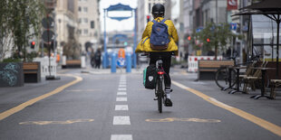 Fahrradweg in der Mitte der Friedrichstraße