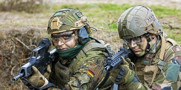 Bundeswehrsoldat mit französischem Soldat bei der einer Übung