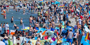 Strand mit vielen Badenden