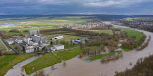 Das ehemalige Kernkraftwerk Würgassen mit seinem Umspannwerk an der Weser.