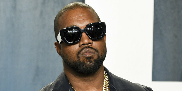 Kanye West trägt eine Sonnenbrille und zieht eine Schnute