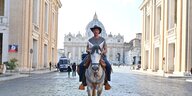 Ein Mann reiter auf einem Pferd durch Rom
