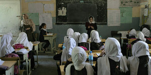 Mädchen mit Kopftüchern in einer Schulklasse