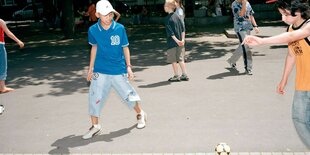 Jugendliche beim Fußballspielen