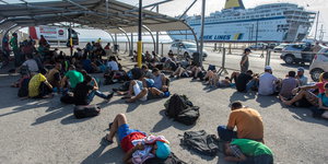 Schlafende Flüchtlinge vor Fähre vor Kos