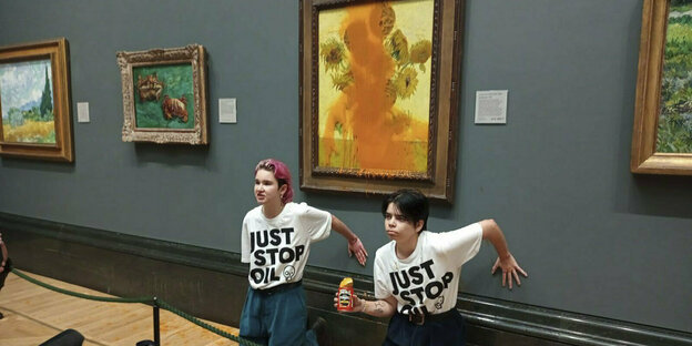 Mit Ketchup beschmiertes Van Gogh Gemälde "Sonnenblumen", davor 2 Aktivistinnen mit der Ketchup Dose