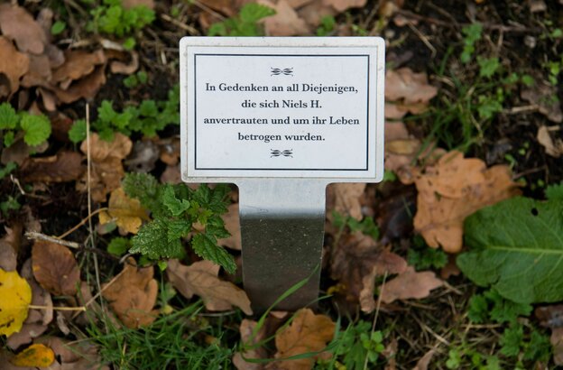 Eine kleine Gedenktafel für Opfer des Krankenpflegers Niels Högel steht auf dem Friedhof
