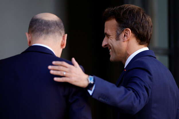 Macron legt die Hand auf Scholz' Schulter.