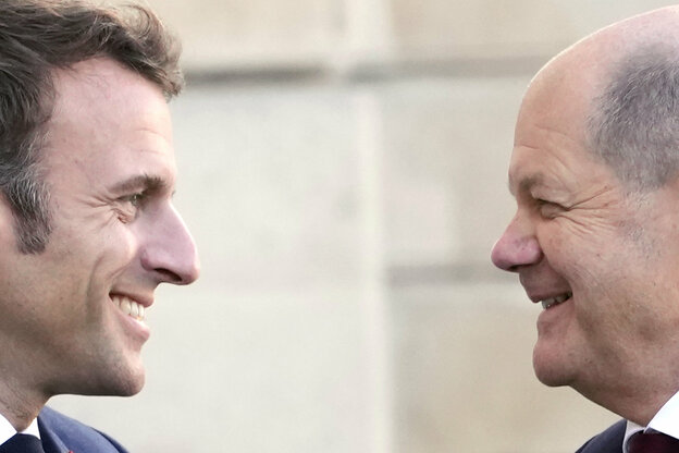 Emmanuel Macron und Olaf Scholz schauen sich an.