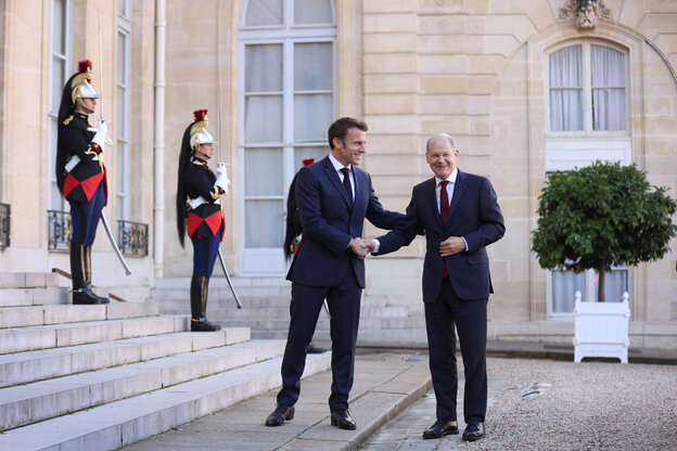 Macron gibt Scholz die Hand.