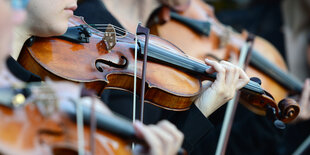 Violinisten spielen bei einer Opernaufführung.