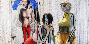 Drei grotesk verkleidete und abgewandelte, weibliche Schaufensterpuppen