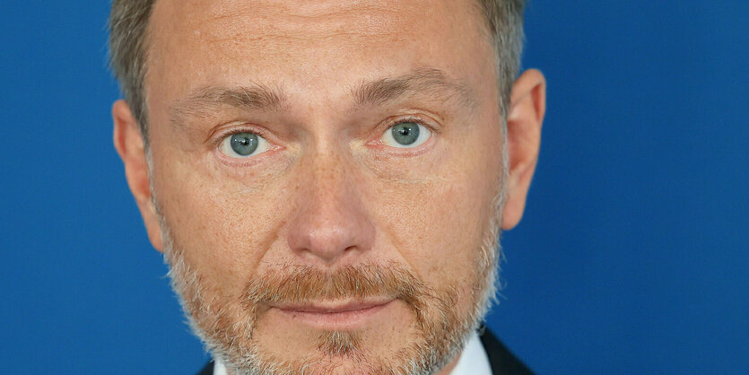 Christian Lindner vor blauem Hintergrund