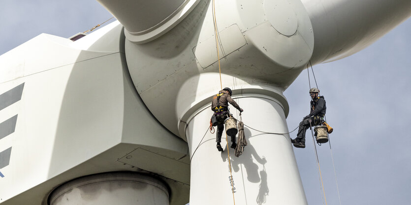 Angeseilte Industriekletterer an der Narbe eines Windrades