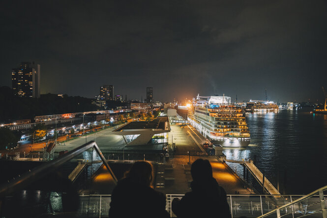 Beleuchtete Kreuzfahrtschiffe im Hamburger Hafen