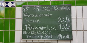 Tafel mit der Wassertemperatur im Prinzenbad Kreuzberg