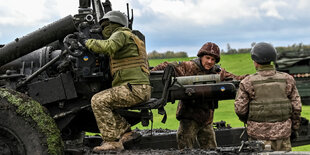 Militärs bereiten einen Abschuss vor.