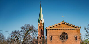 Kirchturm vor blauem Himmel