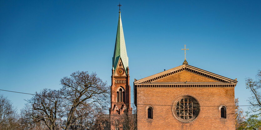 Kirchturm vor blauem Himmel