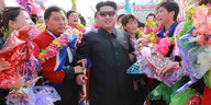 Kim Jong Un schreitet durch Gruppe von Anhängern