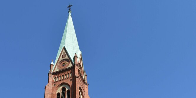 Kirchturm vor blauem Himmel