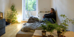 Jakob Beyer sitzt in seinem Zimmer auf dem Bett, im Hintergrund ist ein Balkonfenster zu sehen