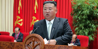 Kim Jong Un steht an einem Rednerpult