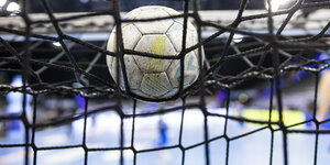 Handball, der auf dem Tornetz liegt