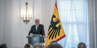 Bundespräsident Frank-Walter Steinmeier steht bei seiner Grundsatzrede an einem Rednerpult im Schloss Bellevue